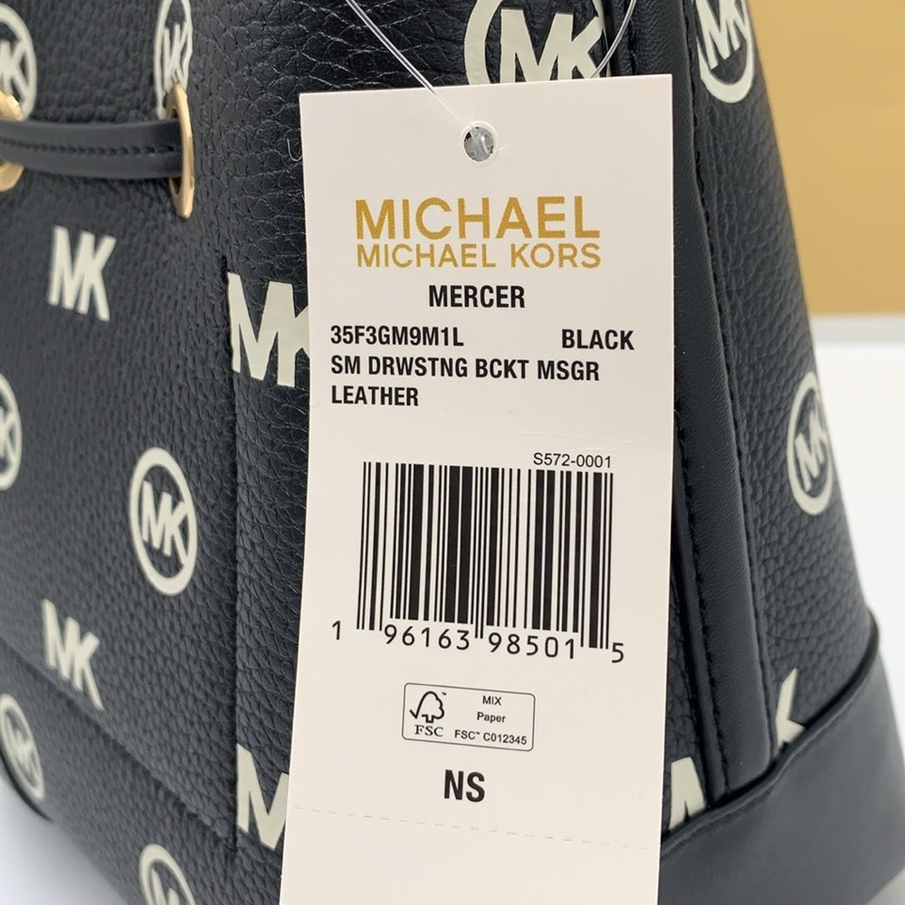 MICHAEL KORS
Mercer Small Logo Embossed Leather Bucket Bag
COLOR BLACK
NWT - Picture 3 of 16